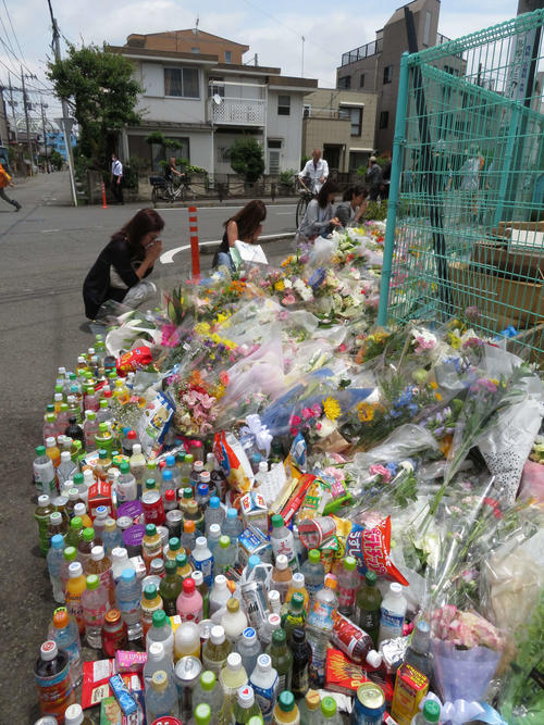 川崎市多摩区でスクールバスを待っていた私立カリタス小の児童らが殺傷された事件で、事件から一夜明けた29日も現場で献花する人が絶えなかった（撮影・近藤由美子）