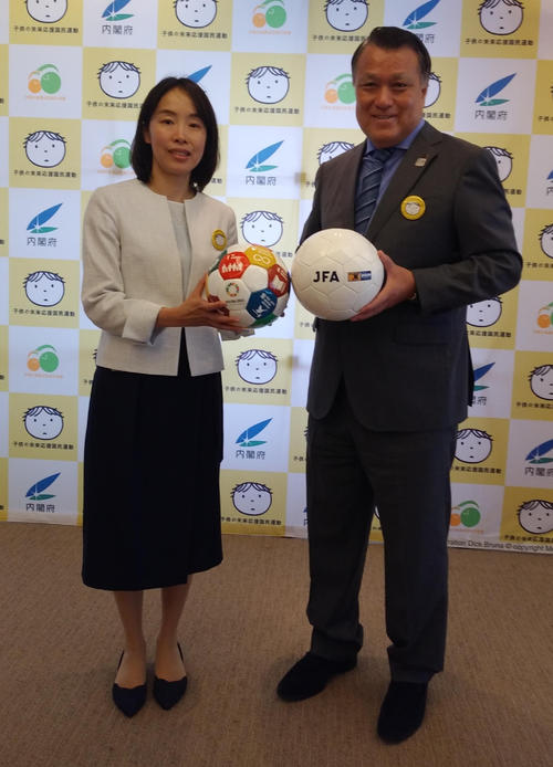子供の未来応援国民運動に協力することを発表した日本協会田嶋幸三会長（右）と内閣府政策統括官付の牧野利香参事官
