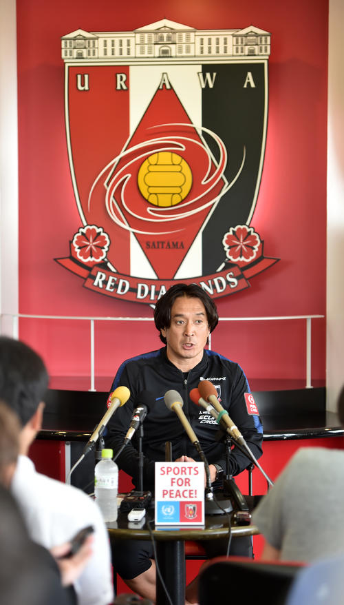 就任会見する浦和の大槻新監督（撮影・柴田隆二）