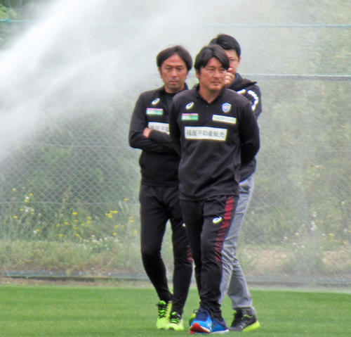 放水の中、練習を視察した神戸三浦SD（中央）ら（撮影・実藤健一）