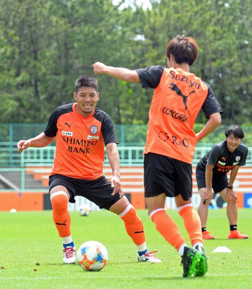 パス回しで軽快に動く清水DF二見（左）。右は篠田監督