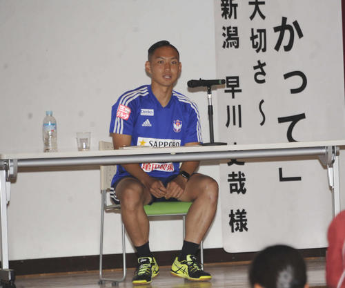 講演で生徒の質問に答える早川