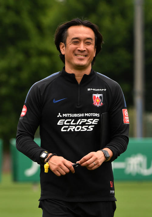 練習を終えて引き揚げる浦和の大槻新監督（撮影・柴田隆二）