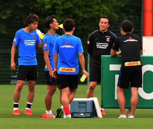 練習を終えた大槻新監督（右から2人目）は、左から柴戸海、槙野、宇賀神と話す（撮影・柴田隆二）