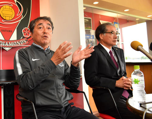 大槻新監督就任について会見する浦和の中村GM(左)と立花社長（撮影・柴田隆二）
