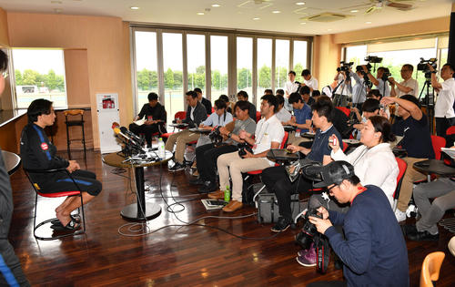 大勢の報道陣に囲まれ就任会見する浦和の大槻新監督（撮影・柴田隆二）