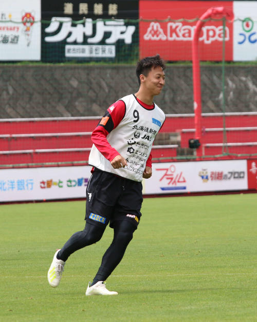 笑顔で練習に参加する札幌MF荒野（撮影・保坂果那）