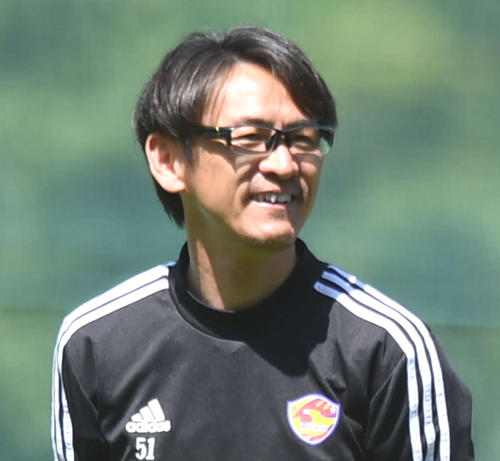 練習を見守る渡辺監督