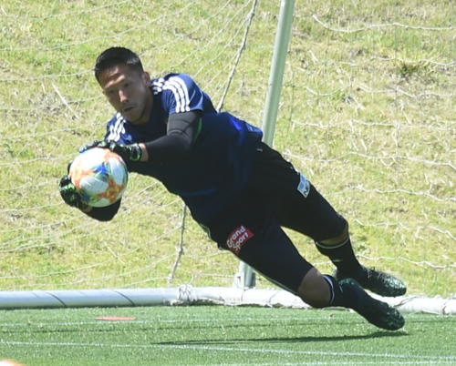セーブ練習を繰り返す仙台GKシュミット・ダニエル（撮影・山田愛斗）