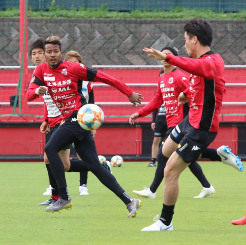 ボールを追う札幌FW鈴木（左）（撮影・保坂果那）