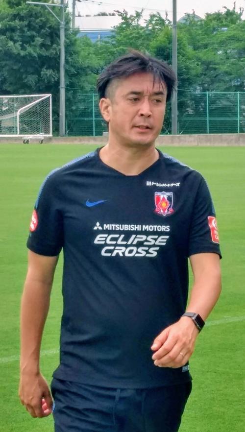 ツーブロックに刈り上げた新ヘアスタイルを披露した浦和の「組長」こと大槻毅新監督