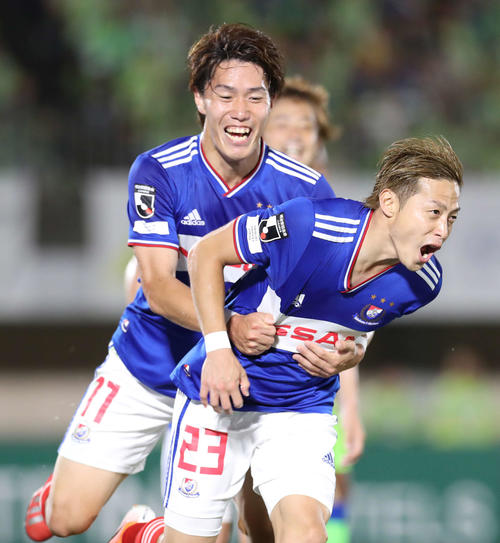 湘南対横浜　後半、勝ち越しゴールを決め駆け出す横浜FW仲川（右）とFW遠藤（撮影・河野匠）