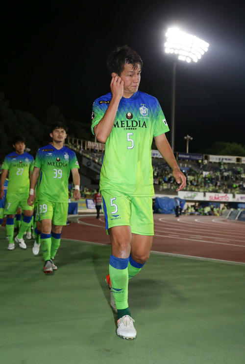湘南対横浜　横浜に敗れ、険しい表情でピッチをあとにする湘南DF杉岡（撮影・河野匠）