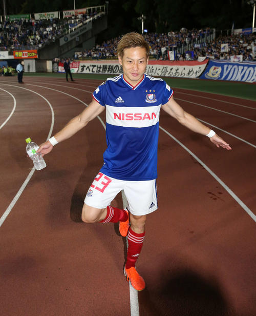 湘南対横浜　決勝点を決めた横浜FW仲川は試合後、令和ポーズを披露する（撮影・河野匠）