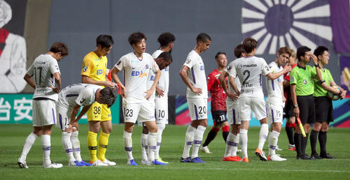札幌対広島　試合終了後、肩を落とす広島イレブン（撮影・佐藤翔太）