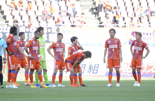 新潟対甲府　4連敗を喫し、試合終了直後、ぼうぜんと立ち尽くす新潟の選手