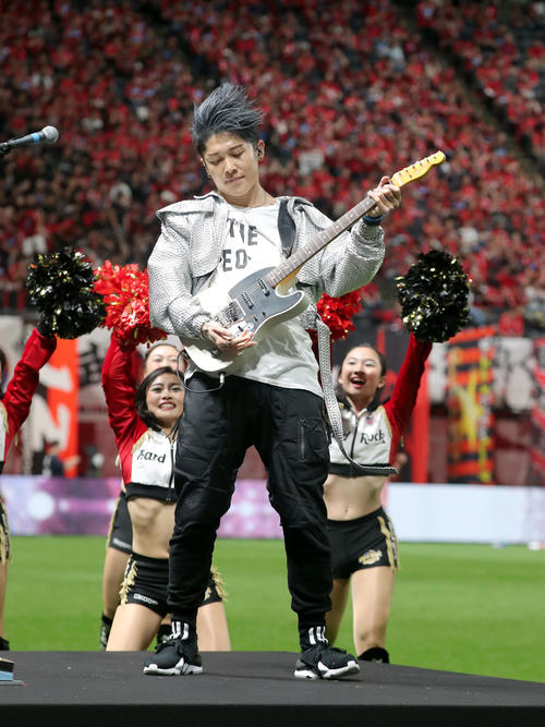 札幌対広島　ハーフタイムにスペシャルパフォーマンスとして演奏をする日本人ギターリストのMIYAVI（撮影・佐藤翔太）