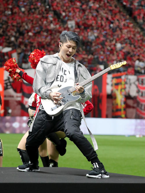 札幌対広島　ハーフタイムにスペシャルパフォーマンスとして演奏をする日本人ギターリストのMIYAVI（撮影・佐藤翔太）