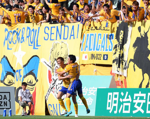 仙台対名古屋　後半29分、ゴールを決めた仙台FW長沢（左）はMF蜂須賀と喜ぶ（撮影・たえ見朱実）