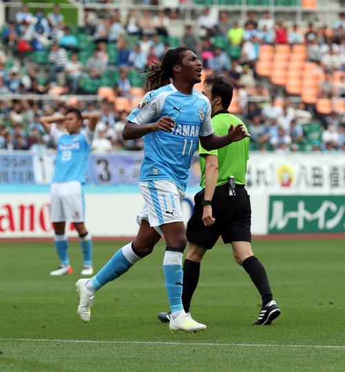 磐田対神戸　後半、ボレーシュートを外しガッカリする磐田FWロドリゲス（中央）（撮影・大野祥一）