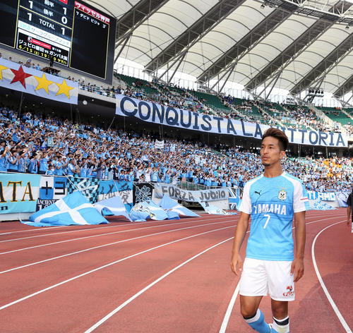 磐田対神戸　引き分けで終え、ファンにあいさつする磐田MF田口（右）（撮影・大野祥一）