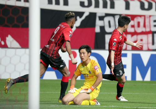札幌対広島　後半18分、札幌MF早坂（右奥）にゴールを決められ肩を落とす広島GK大迫（撮影・佐藤翔太）