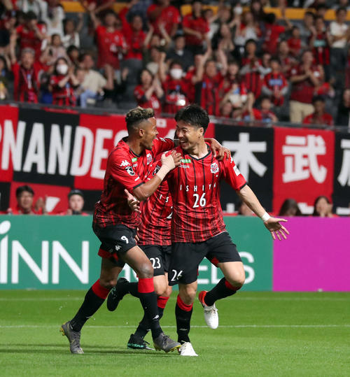札幌対広島　後半18分、ゴールを決め札幌FW鈴木（左）と喜び合うMF早坂（撮影・佐藤翔太）
