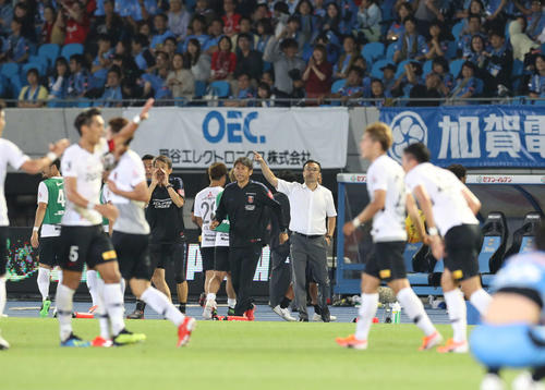 川崎F対浦和　後半終了間際、浦和DF森脇が同点ゴールを決め、喜ぶイレブンに自陣に戻るよう指示を出す大槻監督（後方中央右）（撮影・河野匠）