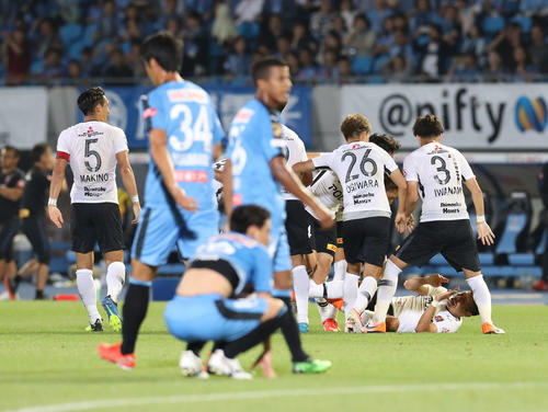 川崎F対浦和　後半終了間際、同点ゴールを決めた浦和DF森脇（右下）はもみくちゃにされる（撮影・河野匠）