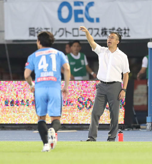 川崎F対浦和　後半、ベンチ前から指示を出す浦和大槻監督（右）（撮影・河野匠）