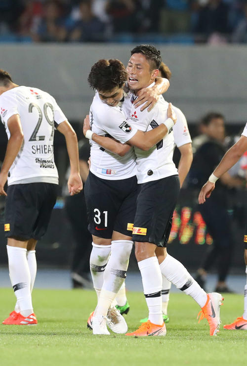 川崎F対浦和　後半終了間際、同点ゴールを決めた浦和DF森脇（右）はDF岩波と抱き合って喜ぶ（撮影・河野匠）