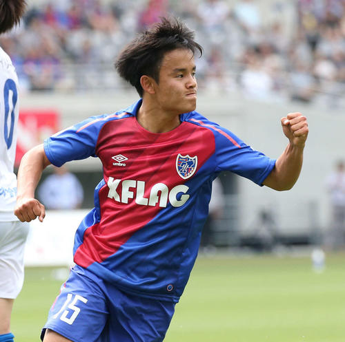 東京対大分　前半、左足でゴールを決め、ガッツポーズを見せる東京MF久保（右）（撮影・井上学）