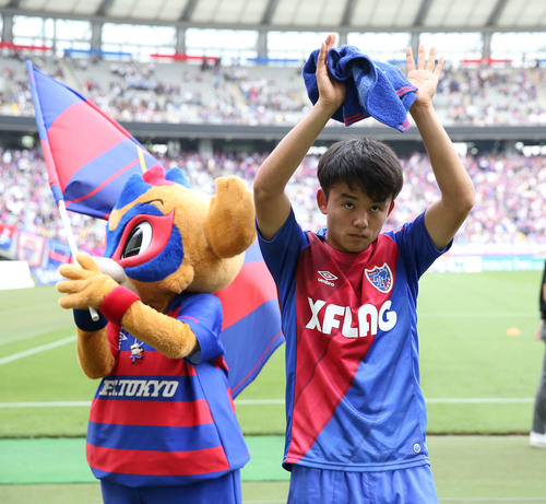 東京対大分　この日2点目を決めた東京MF久保はサポーターの声援に応える（撮影・井上学）