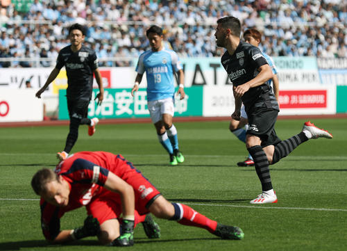 前半、PKを決める神戸FWビジャ（右）、手前は磐田GKカミンスキー（撮影・大野祥一）