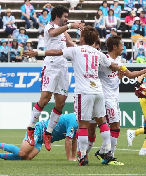前半39分、先制点を決めて喜ぶC大阪FWブルーノ・メンデス（左）（撮影・菊川光一）