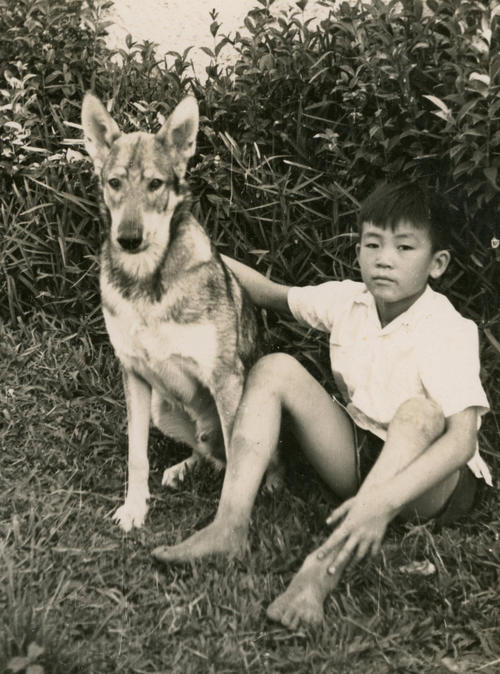 小学生時代のセルジオ越後氏と愛犬ジャック。ともに走ったり、ボール遊びをしたりした「僕のフィジカルコーチ」