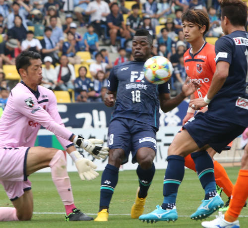 後半に攻め込む福岡FWミコルタ（中央）（撮影・菊川光一）