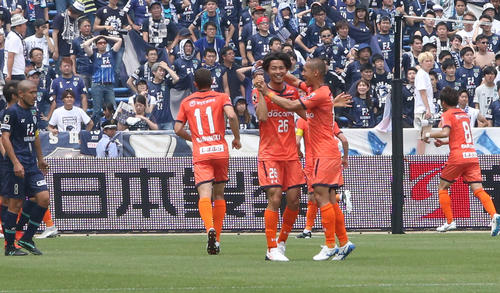 先制を喜ぶ大宮の選手たち（撮影・菊川光一）