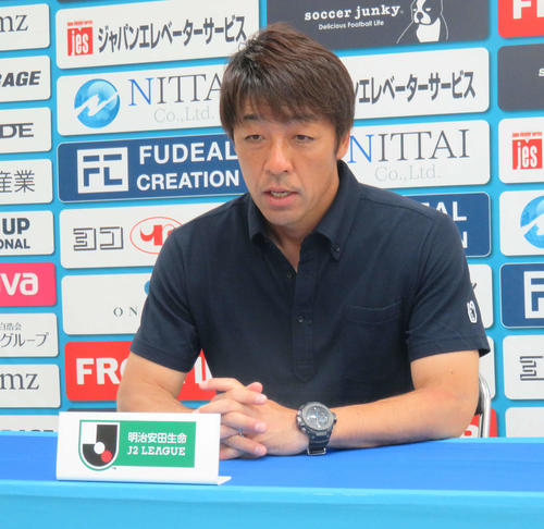 試合後に会見を行う横浜FCの下平監督（撮影・松尾幸之介）