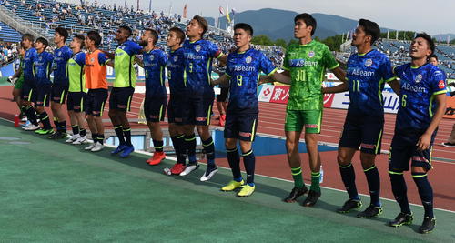 山形対鹿児島　勝利しサポーターと喜びを分かち合う山形イレブン（撮影・山田愛斗）