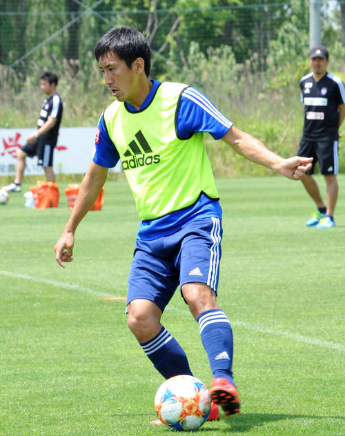 真剣な表情で練習に臨むMF加藤（撮影・山岸章利）