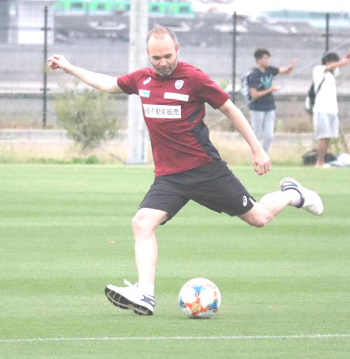 別メニューで調整を行う神戸イニエスタ（中央）（撮影・南谷竜則）