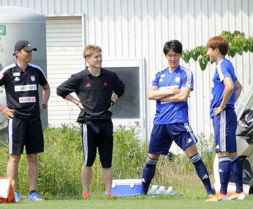 チーム練習前、選手、スタッフと談笑する酒井（左から2人目）。左から長谷川トレーナー、1人置いて矢野、チョ・ヨンチョル（撮影・斎藤慎一郎）