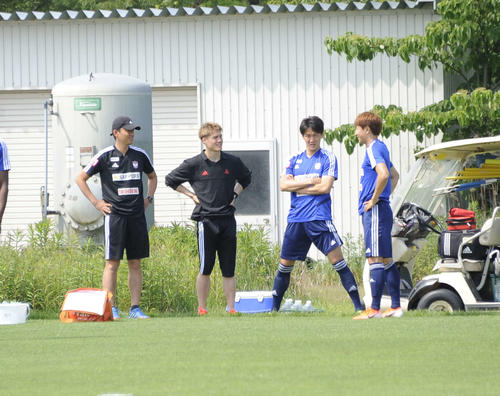 チーム練習前、選手、スタッフと談笑する酒井（左から2人目）。左から長谷川トレーナー、1人置いて矢野、チョ