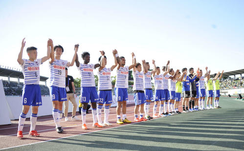 試合後にバンザイをする新潟のメンバー