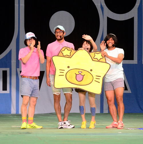 お笑い芸人のにゃんこスターと競演し、笑顔を見せる磐田FW川又（左から2人目）とFW大久保（右端）