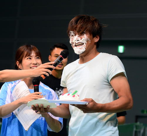 37歳の誕生日を迎え、サプライズで祝福される磐田FW大久保