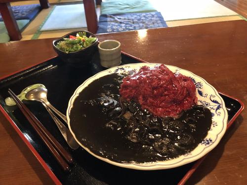 チームカラーの赤と黒が入ったスガオムカレー（撮影・西塚祐司）