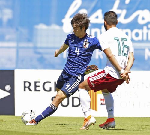 前半、パスを出す田中碧（左）（共同）