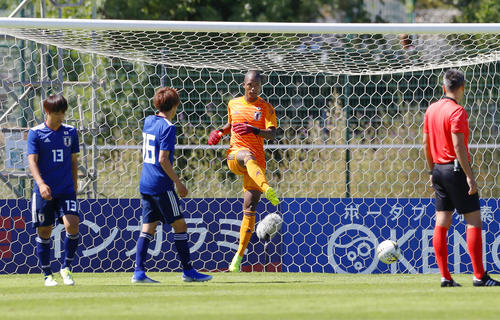 後半、先制を許したGKオビ（右から2人目）ら（共同）